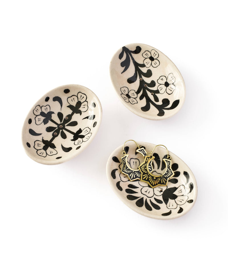 Matr Boomie Fair Trade - Lalita Soap Dish, Catch All Tray - Hand Painted Black, White